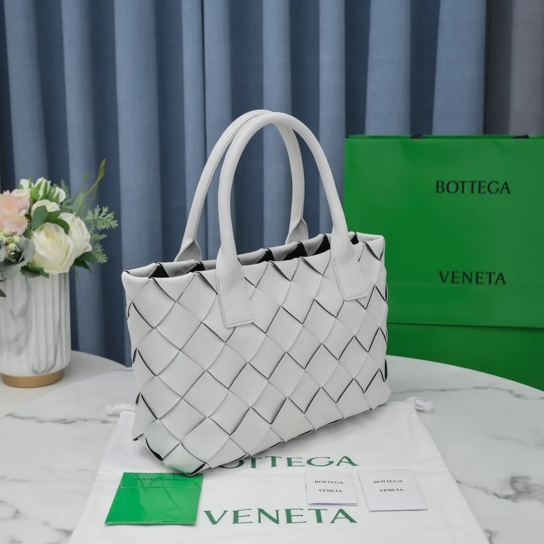 MAXI CABAT tote handbag 😎 ✧Bottega veneta.͙Hand-woven has its own characteristics, the original lambskin 🐑I really like their craftsmanship. Whether it is a bright bright color or a low-key dark color, it looks very textured when you pick it up. It seems that all colors can be made to look good, and it is also very convenient for daily wear. It is a classic and fashionable must-have. If you like it, hurry up ؔʶ̷ ˡ̲̮ ؔʶ̷✧ Size: 33*23*12, model number [9891#]